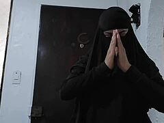 MILF Arab dalam niqab hitam menunggang mainan dubur dan ejakulasi pada kamera web