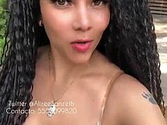 Alizee Sanzeth, une milf amateur, montre ses seins naturels dans une vidéo porno