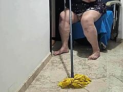 O femeie matură devine obraznică folosind un mop după ce a înghițit urină fierbinte