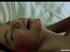 Delphine Zentout, prsatá pornohvězda, hraje v smyslné scéně s masturbací