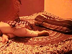 Büyük kıçlı Bhabhi, kendi partnerine şehvetli bir masaj yapıyor