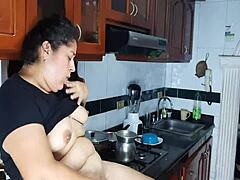 Латино аматьорка се мастурбира в кухнята, докато нейният доведен брат гледа