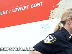O MILF cu sâni mari călărește un ofițer de patrulă negru într-un videoclip HD