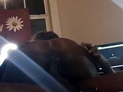 En venezuelansk MILF får sin stramme fisse kneppet i en hjemmelavet video