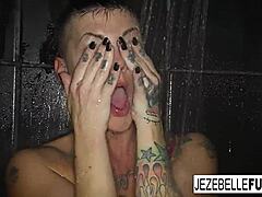 Jezebelle Bonds store bryster hopper, mens hun bliver våd i brusebadet