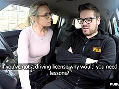 Sessão de masturbação e mamada de uma milf peituda em um carro com seu instrutor de direção