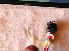 Uma figura cosplay japonesa é fodida em uma animação hentai