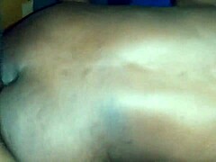 Eine rasierte ebenholzschöne Frau bekommt ihre Muschi und ihren Hintern hart gefickt