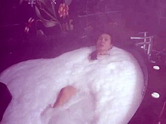 O femeie matură se lasă pătrunsă de vapori în saună