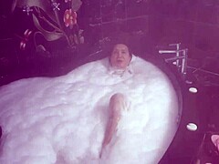 O femeie matură se lasă pătrunsă de vapori în saună