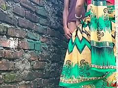 Hardcore Hintli bir kadın ve kocası ateşli bir duvar yan karşılaşması yaşıyor