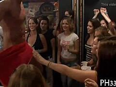 Vidéo de sexe en groupe mettant en scène des femmes attirantes baisant et se faisant plaisir