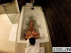 Езабел Бонд, кубинска красавица, се снима, докато се отдава на чувствена баня