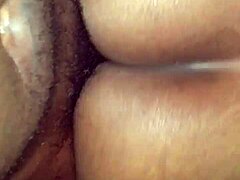 Close-up dari anal dan vagina yang sedang digenjot dalam video HD