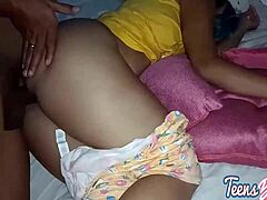 Une milf hispanique devient coquine avec sa belle-fille dans le porno Hijastra