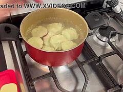 Sexi kojotka Cozy Cook ťa naučí, ako urobiť sladké zemiakové jedlo s obratom