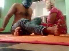 Erodovaná diera análneho otvoru a tesná kundička v indickom sex klipu