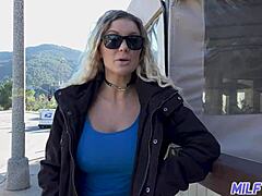 Vollbusige Milf-Barkeeperin Kenzie Taylor mischt Schwanz mit Milch und bekommt eine Ladung Sperma