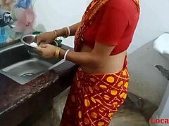 Amaterska indijska žena pokazuje svoje veštine u kućnom videu