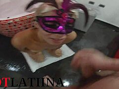 Mouillé et sauvage : une MILF colombienne dans une session de sexe sous la douche