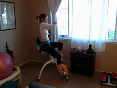 Öva din flexibilitet med en yogabyxor träning