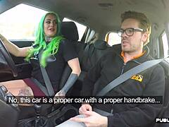 אמא עם חזה גדול מזדיינת ומגיעה במכונית לאחר סקס עם מדריך הנהיגה