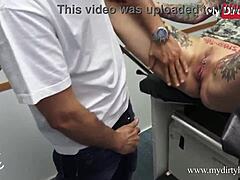 Amatör-MILF får en smutsig läkarbesök i HD-video