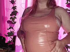 Titillating mamma i latex outfit