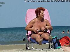 Zralé babičky si užívají pláž