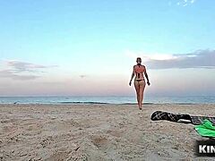 ブロンドの美女がスパイマンからビーチでゴールデンシャワーを浴びる