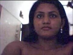 Tonton seorang MILF India yang seksi menanggalkan pakaiannya dan memuaskan dirinya sendiri di kamera - Hottest Mylfcams