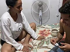 Indiase MILF laat haar stiefbroer haar kontje neuken