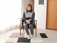 La MILF Takayama Miyako reçoit une branlette et une éjaculation interne dans une vidéo de branlette mature